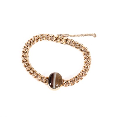 Lot 17 - An Edwardian 15ct gold and banded agate bracelet