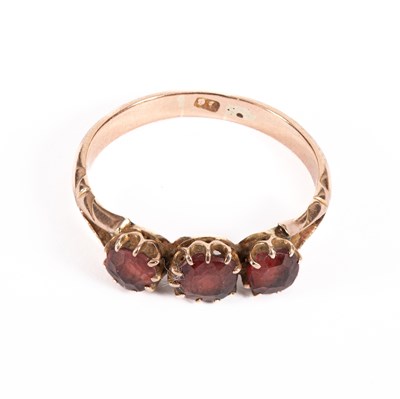 Lot 26 - A garnet three-stone ring