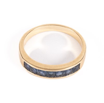 Lot 27 - An sapphire seven-stone ring