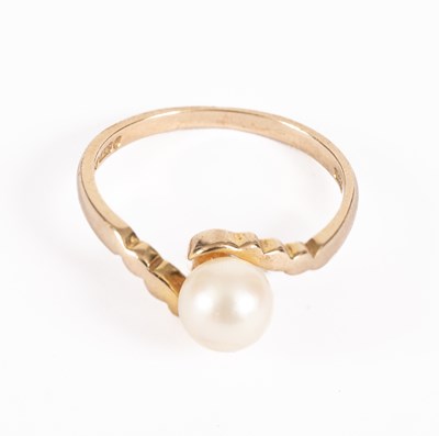 Lot 28 - A cultured pearl single-stone ring