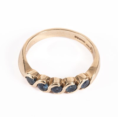 Lot 29 - A sapphire five-stone ring