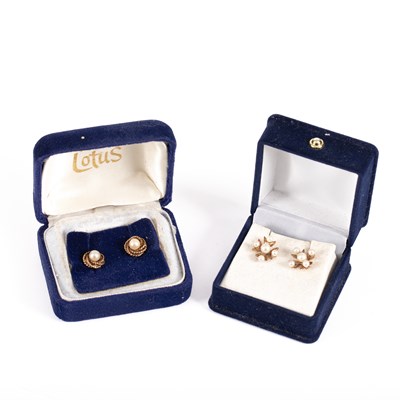 Lot 31 - Two pairs of pearl set ear studs