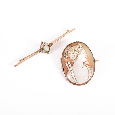 Lot 32 - A Victorian shell cameo brooch