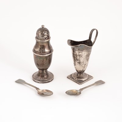 Lot 157 - A silver sugar caster