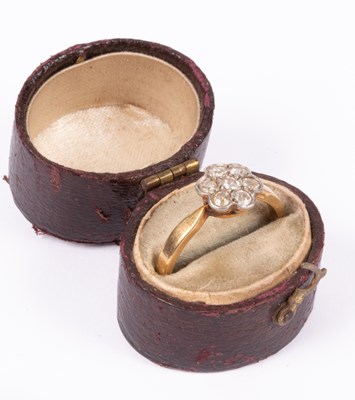 Lot 76 - An Edwardian 18ct gold and diamond flower head ring