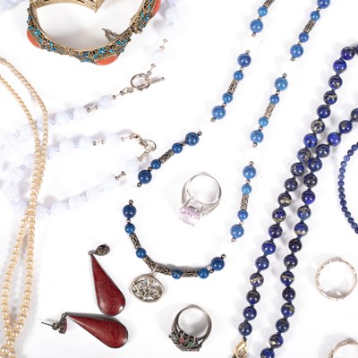Lot 55 - A quantity of costume jewellery