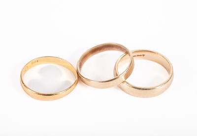 Lot 56 - A 22ct gold wedding band