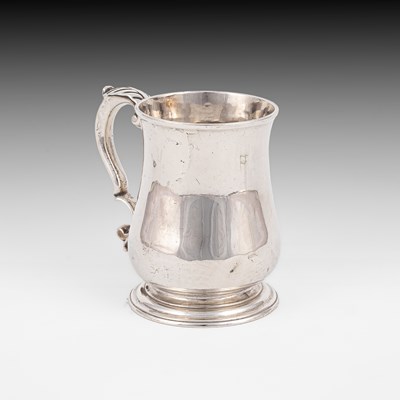 Lot 387 - A George II silver mug