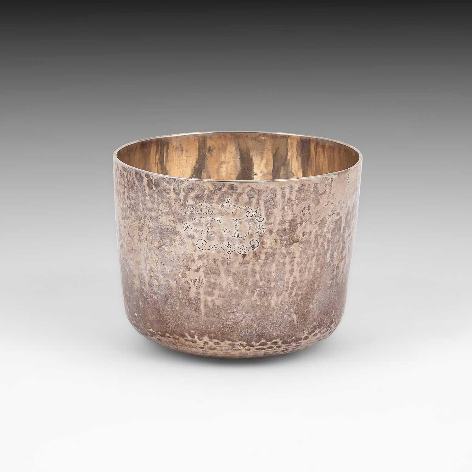 Lot 390 - A 17th Century silver tumbler cup