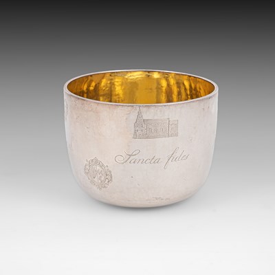 Lot 391 - A Queen Anne silver and silver-gilt tumbler cup