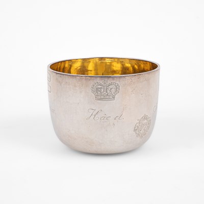 Lot 391 - A Queen Anne silver and silver-gilt tumbler cup