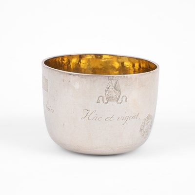 Lot 391 - A Queen Anne silver and silver-gilt tumbler cup