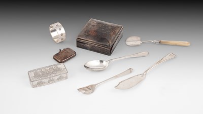 Lot 393 - A silver snuff box