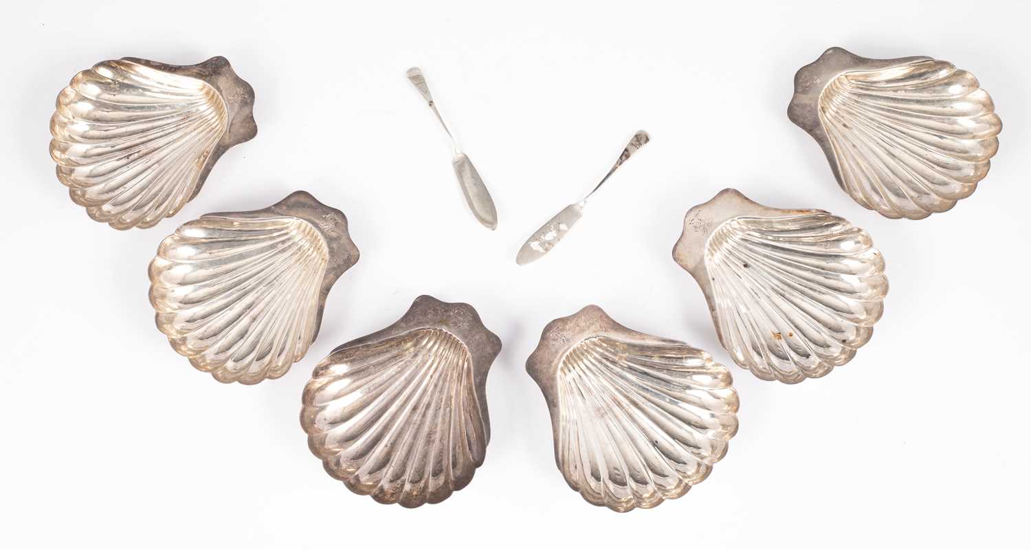 Lot 22 - A set of six William IV silver butter shells