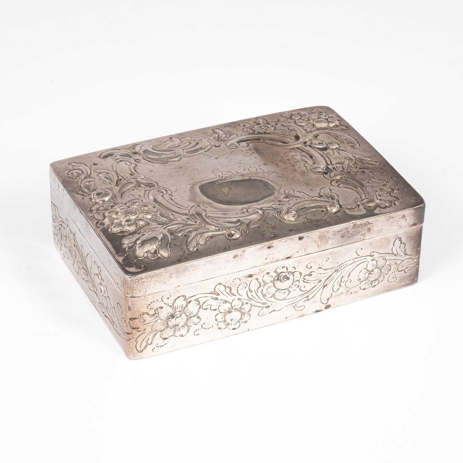 Lot 26 - A George III silver box