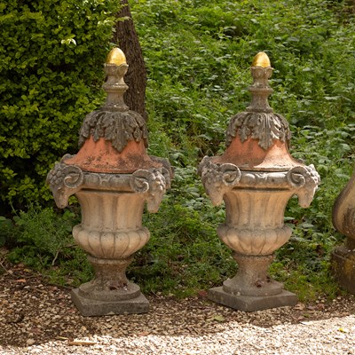 Lot 514 - A pair of composition stone urns