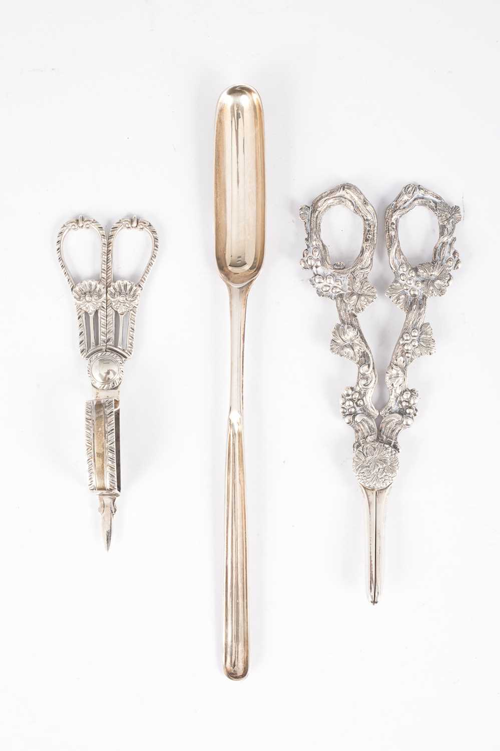 Lot 75 - A George II silver marrow scoop