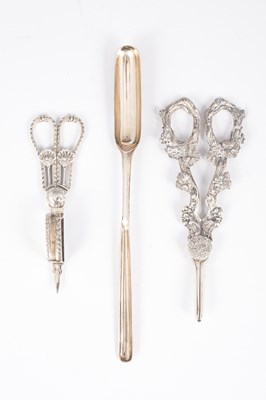 Lot 75 - A George II silver marrow scoop