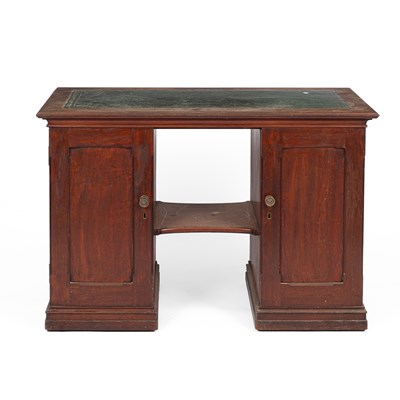 Lot 319 - An Edwardian pedestal desk