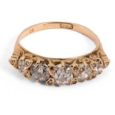 Lot 171 - A Victorian yellow metal and diamond five stone ring