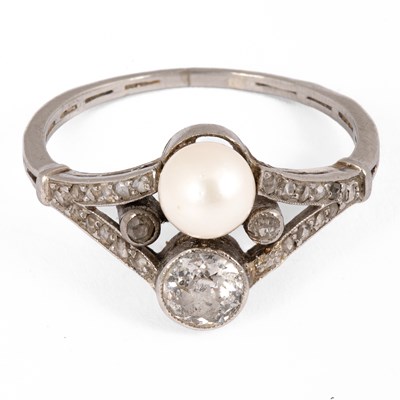 Lot 187 - An early 20th Century white metal pearl and diamond ring