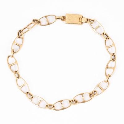 Lot 144 - A yellow metal oval link chain bracelet