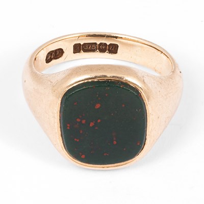 Lot 148 - A 9ct yellow gold and bloodstone signet ring