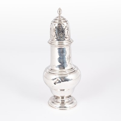 Lot 39 - An Edwardian silver sugar caster