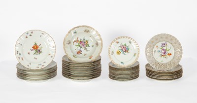 Lot 819 - A composite German porcelain dinner service