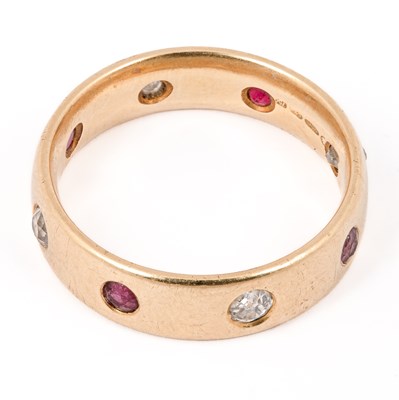 Lot 117 - A ruby and diamond set ring