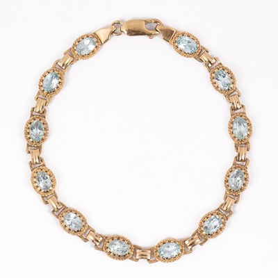 Lot 120 - An aquamarine bracelet