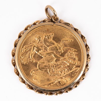 Lot 100 - A George V gold sovereign