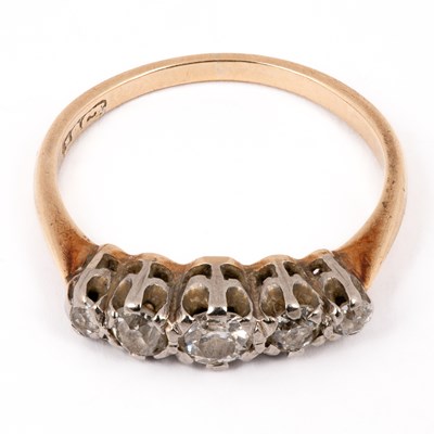 Lot 123 - A diamond five-stone ring