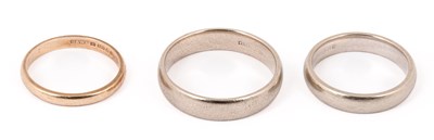Lot 124 - A 9ct white gold wedding band