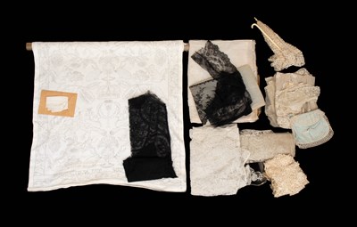 Lot 954 - A quantity of lace