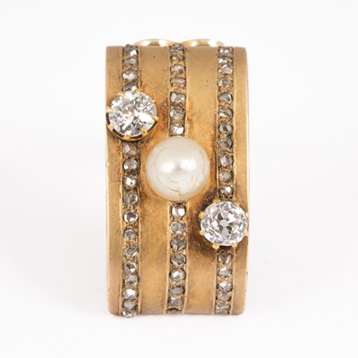 Lot 126 - A diamond and pearl clip