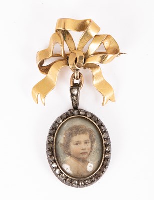 Lot 127 - A Victorian oval locket