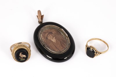 Lot 129 - A Victorian onyx locket