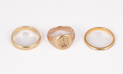Lot 130 - A 22ct gold and platinum wedding band