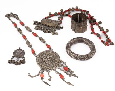 Lot 194 - A Yemeni coral and metal necklace