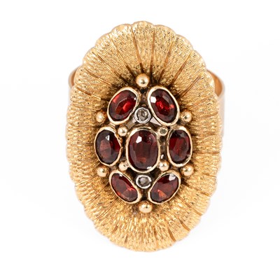 Lot 141 - A garnet and diamond cluster ring