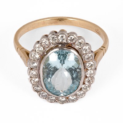 Lot 143 - A yellow metal aquamarine and diamond oval cluster ring