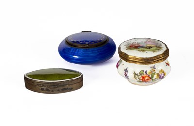 Lot 115 - An Edwardian silver and enamel snuff box