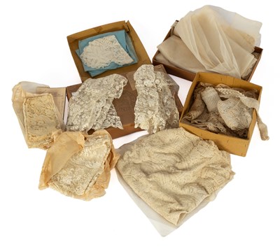 Lot 955 - A collection of assorted lace