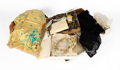 Lot 956 - A mixed lot of textiles
