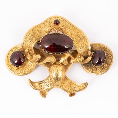 Lot 189 - A Victorian yellow metal and carbuncle garnet brooch