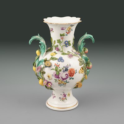 Lot 619 - A large Meissen vase