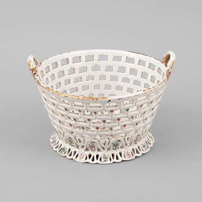 Lot 264 - A Chinese porcelain basket