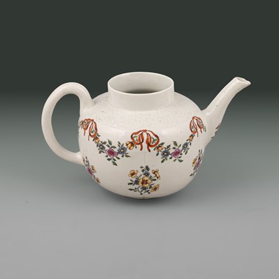Lot 630 - A very early Worcester teapot
