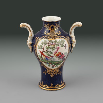 Lot 631 - A Worcester vase